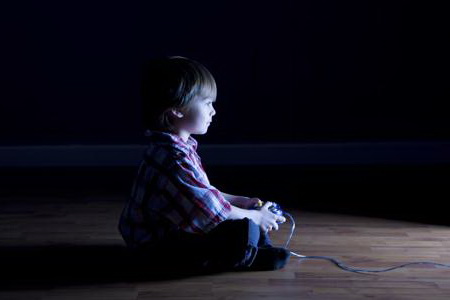 ребенок играет в видеоигры