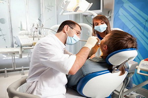 стоматолог за работой