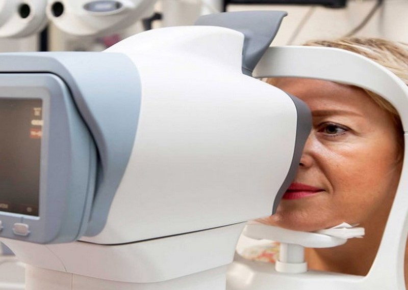 женщине проверяют глазное давление