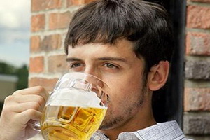 мужчина пьет пиво